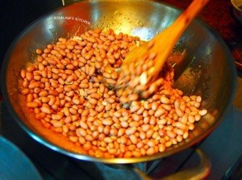 step6: 6.利用餘熱把花生跟糖漿拌在一起，速度要快，