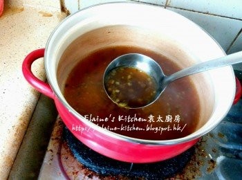 step9: 用中火煮滾後蓋上蓋轉火煮30分鐘成湯底 , 將湯底的蔥粒隔去備用