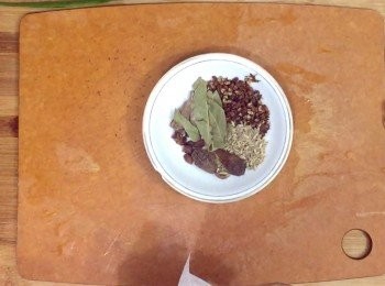 step3: 將所有<span class="group_2">滷水料</span>放入茶袋做成滷水包