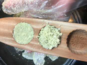 step6: 將杏仁粉壓入木模。
（入其他模都得）