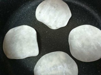 step5: 平底鍋洗淨，燒熱倒入適量油，放入餃子皮煎香一面