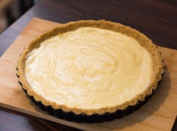 step13: 組合：<span class="group_2">酸忌廉檸檬內餡</span>倒入批皮內鋪平