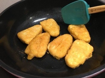 step2: 燒熱油鑊子, 中火先將魚柳每邊煎約2分鐘至兩邊金黃色