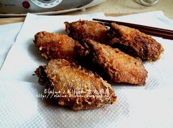 step10: 再將炸<a href="https://bit.ly/3zHU5V3" target="_blank" data-keyword="雞翼" class="guide-link"><strong>雞翼</strong></a> <span style="display:inline-block;vertical-align:middle;margin-top:-3px;color:initial;border-radius:3px;padding:2px 3px;font-size:12px;line-height:14px;background:#87d300;color:#fff;">即買</span> 回鑊用中火炸第二次至<a href="https://bit.ly/3zHU5V3" target="_blank" data-keyword="雞翼" class="guide-link"><strong>雞翼</strong></a> <span style="display:inline-block;vertical-align:middle;margin-top:-3px;color:initial;border-radius:3px;padding:2px 3px;font-size:12px;line-height:14px;background:#87d300;color:#fff;">即買</span> 成金黃色 , 盛起放在廚紙上吸取油份