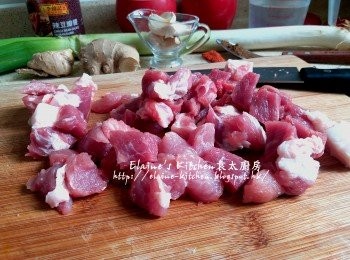 step1: 梅頭肉切大粒 , 京蔥斜切 , 薑去皮切片 , 蒜頭去衣切細粒
