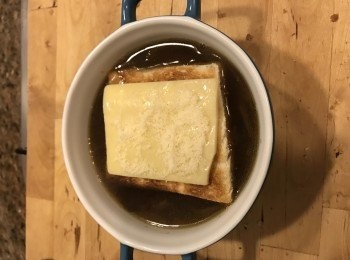 step5: 把湯放進一個可放入焗爐的湯碗, 把多士放在湯上面, 直至芝士溶化后便完成. 沒有焗爐的可以用叮叮爐