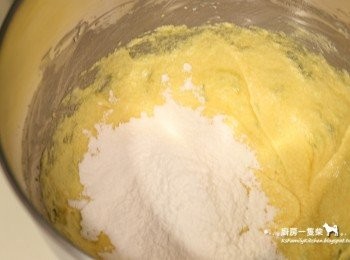 step4: 加入過篩的粉類，以塑膠刮刀壓拌至無明顯粉粒即可，避免過度攪拌。