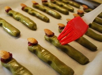 step9: 於“手指”上刷上蛋白，以350℉/175℃烤12～15分鐘至餅乾變硬、微微上色