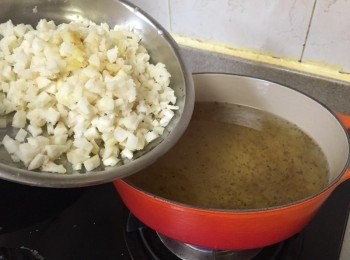 step6: 再加入馬蹄粒粒煮約3-4分鐘至滾起,關火