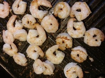 step1: 先入焗爐或光波爐或白鍋烘熱，熱狗包塗上牛油180c     8分鐘。
菠蘿片切一開二。
蝦仁洗净吸乾水份。