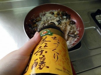 step4: 再放入，糯米加入1小匙得意的一天美茶釀醬油，拌炒至入色。