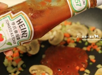 step6: 倒入米酒、番茄醬拌炒，儘量使調味料的水氣揮發。