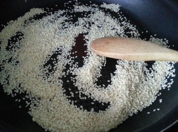 step2: 芝麻洗淨後用白鑊慢火炒香(可以炒定多些芝麻留待用)