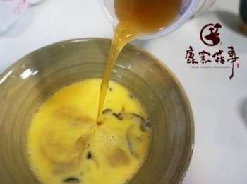 step2: 將香菇片、雞汁湯，倒入蛋汁裡，攪拌均勻。