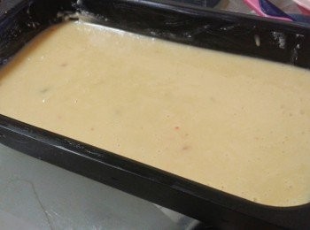 step3: 最後下牛奶拌勻，倒入長形蛋糕模內，放入焗爐180度焗約45至50分鐘