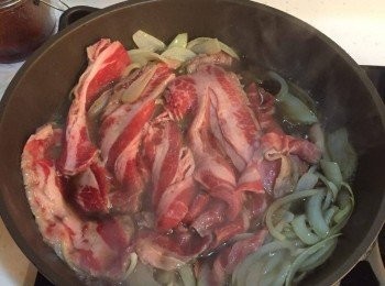 step2: 加入肥牛及牛肉汁，將汁料煮滾及肥牛煮熟便完成啦
（牛肉井做法）