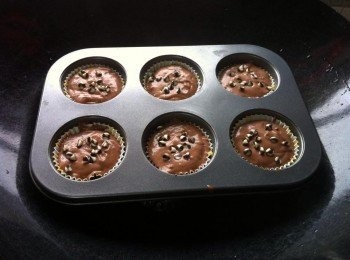 step5: 倒入烘焙中型紙杯6杯，9分滿。表面可以灑下少許巧克力粒。