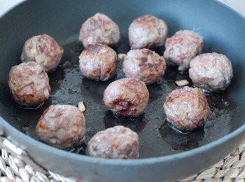 step3: 燒熱鑊後下少許牛油，然後下肉丸，煎至每邊金黃色，盛起備用