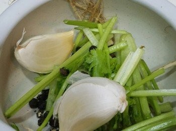 step2: 芫荽根部，蒜頭（可保留蒜頭衣）切細，舂碎。