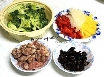 step5: 備料：

洋蔥：                   1/4顆
紹興香腸：                一條
甜椒(黃、紅)：            適量
青花菜、醃漬黑橄欖：      適量

義大利香料、乳酪絲：      適量

洋蔥、甜椒洗淨後切成長條狀
青花菜也切成小朵備用
紹興香腸切成片狀