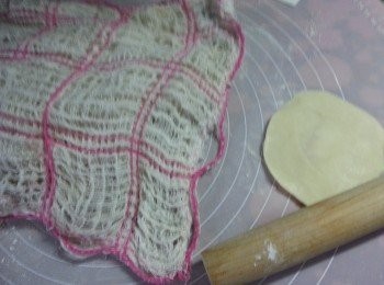 step6: 將粉團壓扁,用麵棍碌成圓形,只碌邊位,中間要較厚身,其他粉團用布蓋起防吹乾