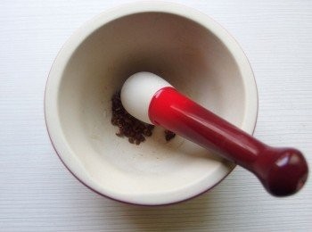 step3: 用研磨杵將花椒粒磨成粉狀。喜歡麻辣的朋友可以自行調整份量。