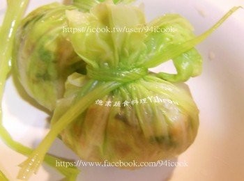 step3: 高麗菜葉包入步驟1材料，用川燙熟的芹菜葉綁起即可。