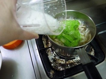 step5: 湯滾後下麵與小白菜煮至熟後，起鍋前下<span class="group_2">蒜汁</span>