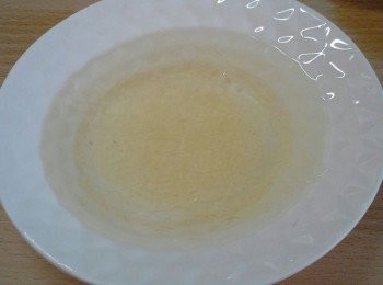 step3: 魚膠片剪小片後，用水浸軟。