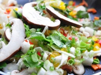 step7: 再放入蔥花及香菜段一起拌炒