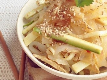 step7: 加入麻油、白醋及素豆瓣醬拌勻，撒上芝麻即可。