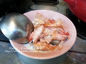 step7: 湯底煲了30分鐘後將蝦殼取出去掉
