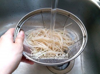 step5: 銀芽放入水中拌勻用中火煮3分鐘至軟身 , 盛起用水沖洗及瀝乾
