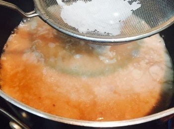 step3: 再次煮滾紅豆水，轉小火，椰汁混合物過篩，慢慢加進紅豆水中。加鹽及3.5湯匙糖，慢慢攪拌至均勻並濃稠，倒入紅豆，拌勻熄火。