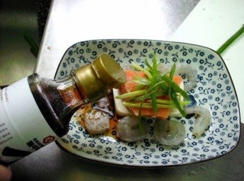 step2: 將所有<span class="group_2">食材</span>擺盤後淋上所有的<span class="group_1">調味</span>入電鍋蒸熟