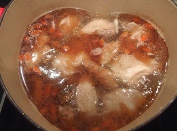 step3: 完成前3分鐘加入高麗菜及海鹽做調味,不喜歡酒味太重的口感可添加適量的水做調整。喜歡酒香濃郁一些的可以在起鍋前再加入少許的米酒做提味。