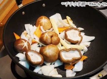 step2: 鍋裡倒入少許的油，放入洋蔥及紅蘿蔔及香菇蒂頭拌炒 ，待洋蔥及紅蘿蔔稍稍炒軟，放入香菇及玉米荀,倒入約2/3碗水