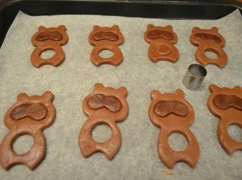 step9: 取圓形模具壓出浣熊的肚皮。