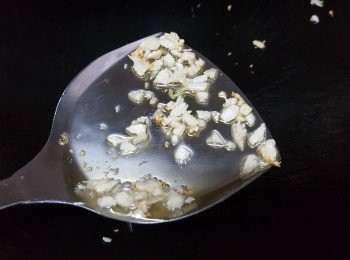 step4: 炒鑊洗淨，燒熱、倒入油，再倒入蒜蓉爆香