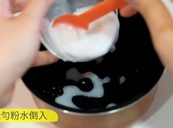 step3: 快手攪勻粟粉和食用石膏粉水，倒入飯煲內鍋。