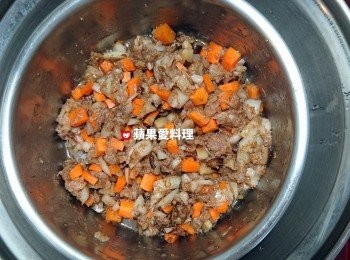 step5: 將內鍋放入電鍋裡，外鍋放1.5杯水，蒸45分鐘。