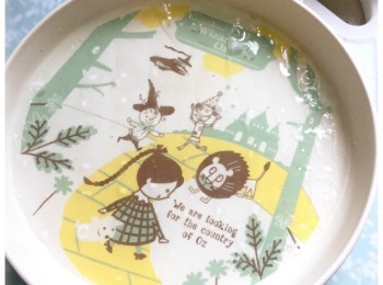 step3: 3）在碟上倒些凍滾水，將一塊米紙放進去，略略浸軟，便拿起放到工作砧板上。