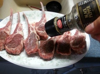 step3: 先將羊架兩邊灑上黑椒粉