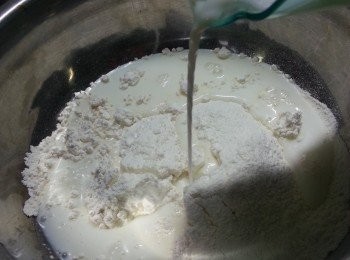 step3: 加入250g牛奶攪拌均勻至冇粉粒