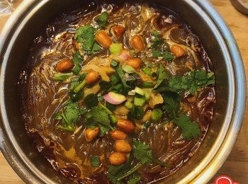 step5: 熄火，灑上蔥花、莞茜、榨菜絲及准鹽花生即可食用