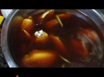 step6: 把涼透的<a href="https://bit.ly/3zHU5V3" target="_blank" data-keyword="雞翼" class="guide-link"><strong>雞翼</strong></a> <span style="display:inline-block;vertical-align:middle;margin-top:-3px;color:initial;border-radius:3px;padding:2px 3px;font-size:12px;line-height:14px;background:#87d300;color:#fff;">即買</span> 加入涼透的滷水汁中浸至少2小時或放雪櫃浸過夜即可食用。(吃前別加熱！冷盤來的啊！)
Add the cooled chicken wings into the cooled marinade.  Soak them for at least 2 hours or overnight in the refrigerator.  No need to reheat before serving.