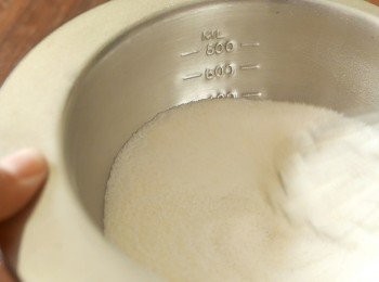 step3: 在另一個碗中，把糖﹑魚膠粉和吉士粉拌勻。