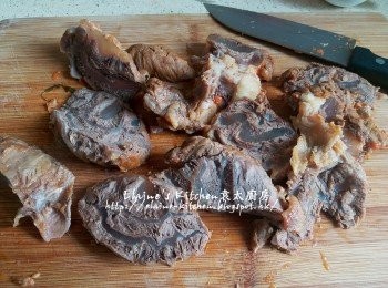 step9: 盛起牛展切片 , 放回鑊中繼續用慢火煮15分鐘後熄火焗30分鐘