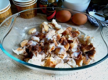 step1: 軟包撕成細片放入器皿內 , 加入玉桂粉及一半份量的砂糖拌勻靜待30分鐘