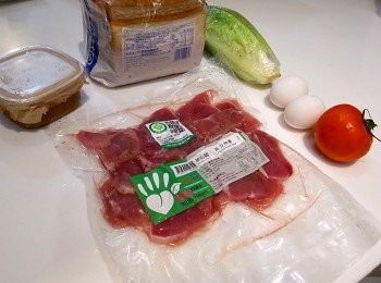 step1: 豬菲力先退冰，再用味噌、米酒、蠔油、玉米粉抓捏醃靜置約20分鐘。